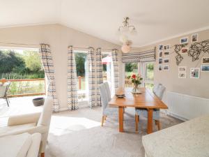 sala de estar con mesa de madera y sillas en Stonesthrow, en Grantham