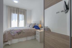 1 dormitorio con 1 cama con tocador y ventana en Apartamento ideal en Manresa, en Manresa