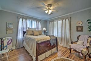 Ein Bett oder Betten in einem Zimmer der Unterkunft Cozy Brenham Cottage with Private Patio and Yard!