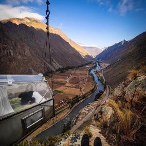 een busje op een kronkelende weg in de bergen bij Skylodge Adventure Suites in Urubamba