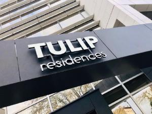 橋連城的住宿－Tulip Residences Joinville-Le-Pont，建筑物上一个拖拉机技术标志的标志