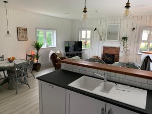 Kitchen o kitchenette sa Garden Cottage on Tintern Trails