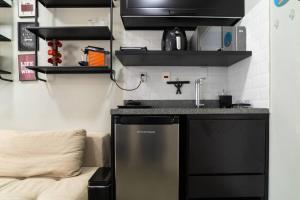 una cucina con un lavello e un piano di lavoro di BHomy You a San Paolo
