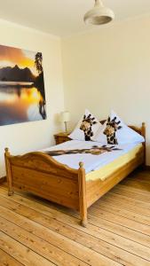 1 dormitorio con cama de madera y una pintura en la pared en gemütliche Wohnung, en Bad Schwartau