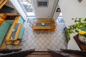 Area soggiorno di Riviera House Apartment Sea View group and family By HouseinNaples