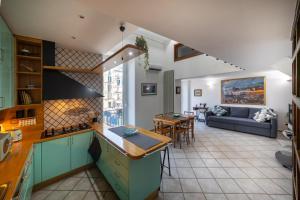 una cucina e un soggiorno con un divano e un tavolo di Riviera House Apartment Sea View group and family By HouseinNaples a Napoli