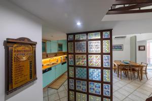 Area soggiorno di Riviera House Apartment Sea View group and family By HouseinNaples