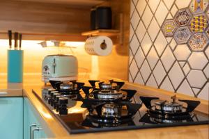 Cucina o angolo cottura di Riviera House Apartment Sea View group and family By HouseinNaples