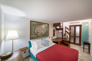 una camera con un letto e una scala di Riviera House Apartment Sea View group and family By HouseinNaples a Napoli