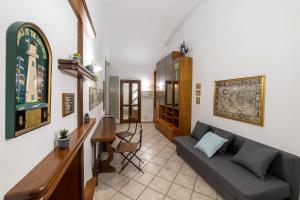 Area soggiorno di Riviera House Apartment Sea View group and family By HouseinNaples