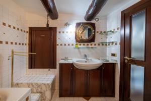 un bagno con lavandino, wc e doccia di Riviera House Apartment Sea View group and family By HouseinNaples a Napoli