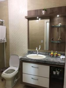 Ένα μπάνιο στο Apartamento Marquinho