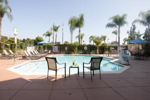 La pileta dentro o cerca de Holiday Inn Santa Ana-Orange County Airport by IHG