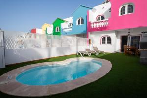 Zdjęcie z galerii obiektu Galera Beach Boutique Art Villas with Private Pools, Free Wifi & BBQ, Corralejo by Amazzzing Travel w Corralejo