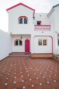 Zdjęcie z galerii obiektu Galera Beach Boutique Art Villas with Private Pools, Free Wifi & BBQ, Corralejo by Amazzzing Travel w Corralejo