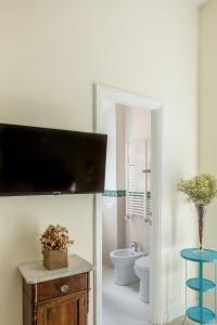 łazienka z toaletą, umywalką i lustrem w obiekcie RomAntica Family Apartment near San Giovanni w Rzymie +36 zdjęć