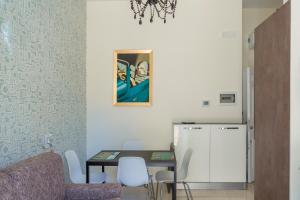 jadalnia ze stołem i lodówką w obiekcie RomAntica Family Apartment near San Giovanni w Rzymie