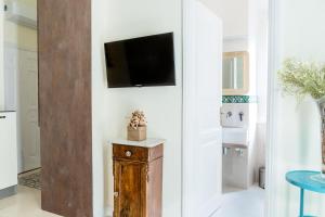 salon z telewizorem na ścianie w obiekcie RomAntica Family Apartment near San Giovanni w Rzymie