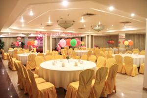 ein Festsaal mit Tischen, Stühlen und Luftballons in der Unterkunft De Luxe Hotel in Cagayan de Oro