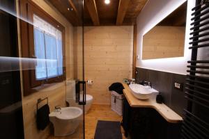 - Baño con 2 lavabos y aseo en CHALET PRATI OGRCA, en Valbruna
