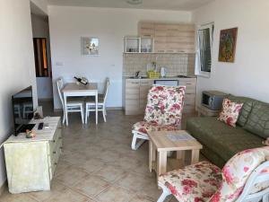 salon z kanapą i stołem w obiekcie Apartments Milicevic w mieście Herceg Novi