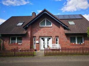 una casa di mattoni rossi con una porta bianca di Wunderschöne Aussicht garantiert a Trechtingshausen
