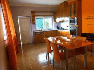 een keuken met een houten tafel en een eetkamer bij Casa do Carvalho in Ribeira de Pena