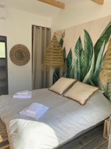 1 dormitorio con 1 cama con 2 toallas en Petit nid douillet en Luberon avec spa, en Ansouis