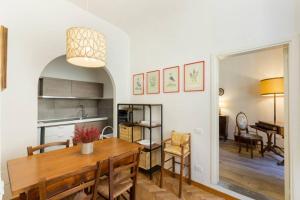 uma cozinha e sala de jantar com uma mesa e uma sala de jantar em il Vecchio Baule - Santa Maria Novella em Florença