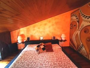 sypialnia z dużym łóżkiem z 2 lampami w obiekcie Chalet Mon Amour w mieście Campo di Giove