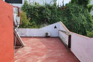 un patio avec un escalier et un mur orné de plantes dans l'établissement Large House in Tangiers with Garage, à Tanger
