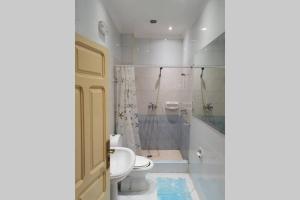 La salle de bains est pourvue de toilettes, d'une douche et d'un lavabo. dans l'établissement Large House in Tangiers with Garage, à Tanger
