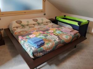 ein kleines Bett in einem Zimmer mit Kleidung darauf in der Unterkunft Artemide Residence in Isernia