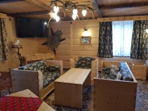 ein Wohnzimmer mit Pappkartons und einem Tisch in der Unterkunft Chata Góralska i Pokoje Gościnne in Ciechocinek