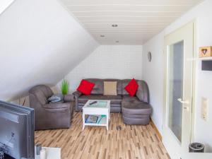 a living room with a couch and a table at Ferienwohnung am Starenkasten in Berumbur