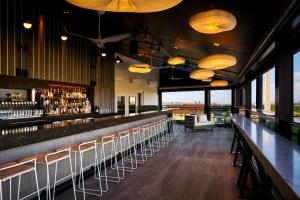 un bar dans un restaurant avec vue dans l'établissement Hotel Washington, à Washington