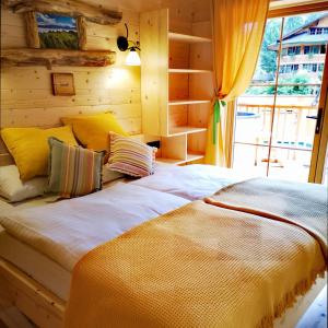 Cama grande en habitación con ventana en Ribno Luxury Glamping, en Bled