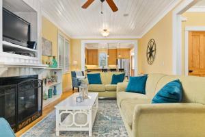 ein Wohnzimmer mit einem Sofa und einem Kamin in der Unterkunft Starfish Cottage in Lincoln City