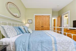 Schlafzimmer mit einem Bett und einem Wandspiegel in der Unterkunft Starfish Cottage in Lincoln City