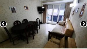 een woonkamer met een bank en een eettafel bij Departamento Mar del plata, solo grupo familiar in Mar del Plata