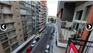 Vista árida de una ciudad con coches aparcados en una calle en Departamento Mar del plata, solo grupo familiar en Mar del Plata