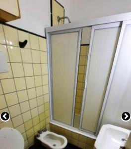 een badkamer met een toilet, een wastafel en een douche bij Departamento Mar del plata, solo grupo familiar in Mar del Plata