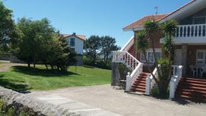 ein Haus mit einer Veranda und einer Treppe davor in der Unterkunft Hospedaje Vistamar in Isla