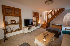 Televízia a/alebo spoločenská miestnosť v ubytovaní Elegant-Lindian Villa Marietta
