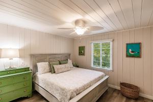 Schlafzimmer mit einem Bett und einem Deckenventilator in der Unterkunft Siesta Key Island Rentals in Siesta Key