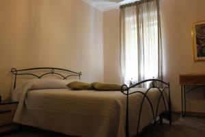 een bed in een slaapkamer met een raam en een sprei bij Casa Maria a San Pietro in Rome
