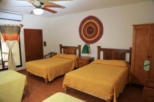 a bedroom with two beds and two lamps at Hotel El Molino in Río Verde