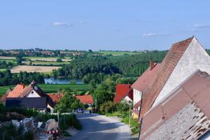 einem Luftblick auf ein Dorf mit einem Gebäude und einer Straße in der Unterkunft Gemütliches Apartment am Brombachsee mit Seeblick. in Absberg