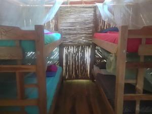 La Playita emeletes ágyai egy szobában