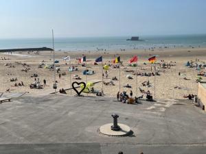 uma praia com muita gente em L'ESCALE em Le Portel